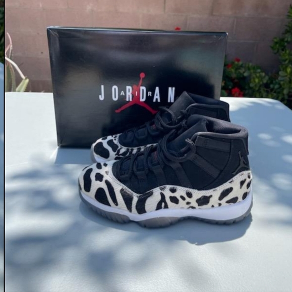 Women's Air Jordan 11 Retro - Picture 2 of 4
